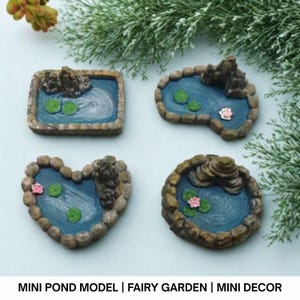 Puede incluir: Cuatro estanques en miniatura para jardín de hadas. Cada estanque tiene una superficie de agua azul, nenúfares verdes y un borde rocoso. Algunos estanques tienen flores rosas y pequeñas formaciones rocosas. El texto en la parte inferior dice: MINI POND MODEL | FAIRY GARDEN | MINI DECOR.