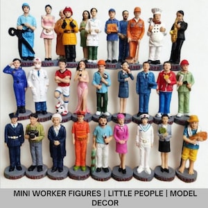 Puede incluir: Colección de figuras en miniatura que representan diferentes profesiones, como bombero, chef y policía. Las figuras están pintadas en varios colores y visten uniformes detallados. La base de cada figura tiene un nombre. El texto en la parte inferior dice: MINI WORKER FIGURES | LITTLE PEOPLE | MODEL DECOR.