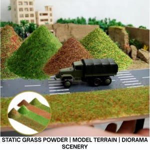 Może przedstawiać: Miniaturowa scena diorama z zieloną ciężarówką wojskową na drodze, otoczona wzgórzami z proszku trawy statycznej w różnych kolorach. Obraz zawiera tekst: STATIC GRASS POWDER | MODEL TERRAIN | DIORAMA SCENERY.
