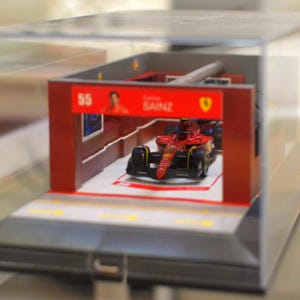 Ferrari F1 Garage Display | 2022 F1 car 1:43 | Carlos Sainz 55