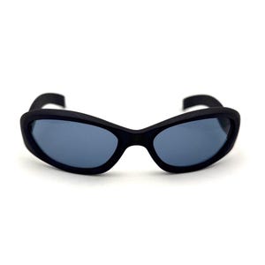 Puede incluir: Gafas de sol negras con montura curvada y lentes tintadas en azul. Diseño moderno y minimalista. Las lentes ovaladas contrastan con la montura negra. Adecuadas para diversos estilos.