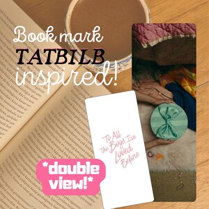 Puede incluir: Un marcapáginas rectangular blanco con el texto rosa To All The Boys I've Loved Before. La imagen incluye texto superpuesto Book mark TATBILB inspired! y double view! sobre un fondo que muestra un libro abierto y un pequeño regalo.