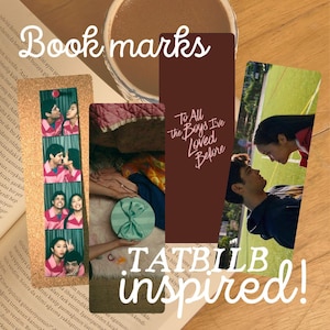 Puede incluir: Tres marcapáginas rectangulares con imágenes de To All the Boys I've Loved Before. Uno tiene textura de corcho con una tira de fotos, otro es marrón oscuro con el título de la película y otro muestra una escena de dos personas en un campo verde.