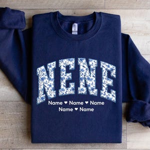 Blaues Blumen Oma Nene Sweatshirt, Benutzerdefinierte Kinder Namen Shirt, personalisierte Nene Est Jahr Rundhalsausschnitt, Festlicher Nene Pullover, Muttertagsgeschenk