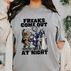 Koszulka „Freaks Come Out At Night”, estetyka retro na Halloween, bluza na Halloween, zabawny prezent na Halloween, obszerna koszulka na Halloween