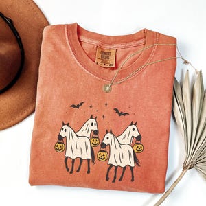 Koszulka Comfort Colors® z koniem na Halloween, uroczy T-shirt z koniem-duchem, bluza z upiornym koniem, prezent dla miłośnika koni, koszulka z kowbojką na Halloween w stylu western