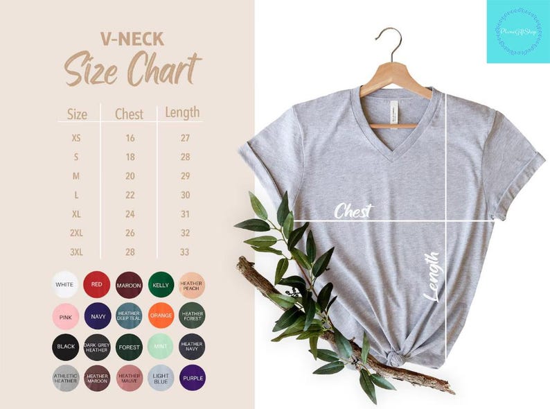 Op de afbeelding: Een lichtgrijs V-hals T-shirt hangt aan een houten hanger, met een maattabel en kleuropties aan de linkerkant. De tabel toont borst- en lengtematen in cm. Groene bladeren en een tak zijn voor het shirt geplaatst.