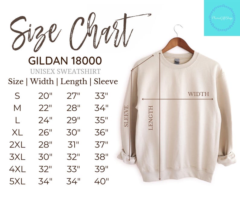 Op de afbeelding: Een beige Gildan 18000 unisex sweatshirt hangt aan een houten hanger. De afbeelding bevat een maattabel met afmetingen in inches, omgerekend naar cm. De tabel geeft breedte, lengte en mouwmaten voor de maten S t/m 5XL.