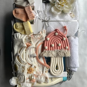 Cesta de presente para bebê recém-nascido | Cesta ou caixa de presente para chá de bebê | Cesta de bebê unissex | Conjunto de presente personalizado para bebê | Neutro / Menina / Menino | Personalizável