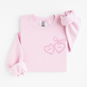 Delta Zeta Pullover mit rosa Herzanhänger, Geschenkidee für die Studentinnenverbindungswoche, Geschenk für die Mentorin/das Mentorin, Geschenk für die Kennenlernwoche, Geschenkidee, DZ-Pullover