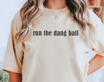 Camiseta de colores cómodos Run The Dang Ball, camiseta de fútbol universitario, idea de regalo para fanáticos del fútbol