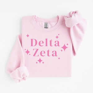 Lizenzierter Delta Zeta DZ Stars Pink Letters Sorority Sweater, Geschenkidee für die Sorority-Einführungswoche, Geschenk für die Mentorin/das Mentorkind, Geschenkidee für die Einführungswoche, Geschenkidee
