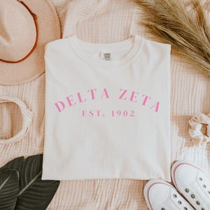 Lizenziertes Delta Zeta T-Shirt (gegr. 1902) mit pinkfarbenen Buchstaben in den Farben der Sorority, Geschenkidee für die Kennenlernwoche, Geschenk für die Mentorin/das Mentorkind, Geschenkidee für die Kennenlernwoche, Geschenkidee für die erste Woche