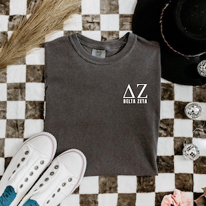 Lizenziertes Delta Zeta DZ weiße Buchstaben Sorority Comfort Colors Tshirt, Sorority Rush Geschenk, großes / kleines Geschenk, Rush Week Geschenk, Geschenkidee