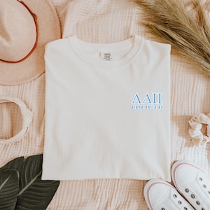 Gelicentieerde Alpha Delta Pi Blue Letters Sorority Comfort kleuren T-shirt, cadeau studentenvereniging Rush, cadeau groot/klein cadeau, cadeau-idee Rush Week, shirt alumni ADPi