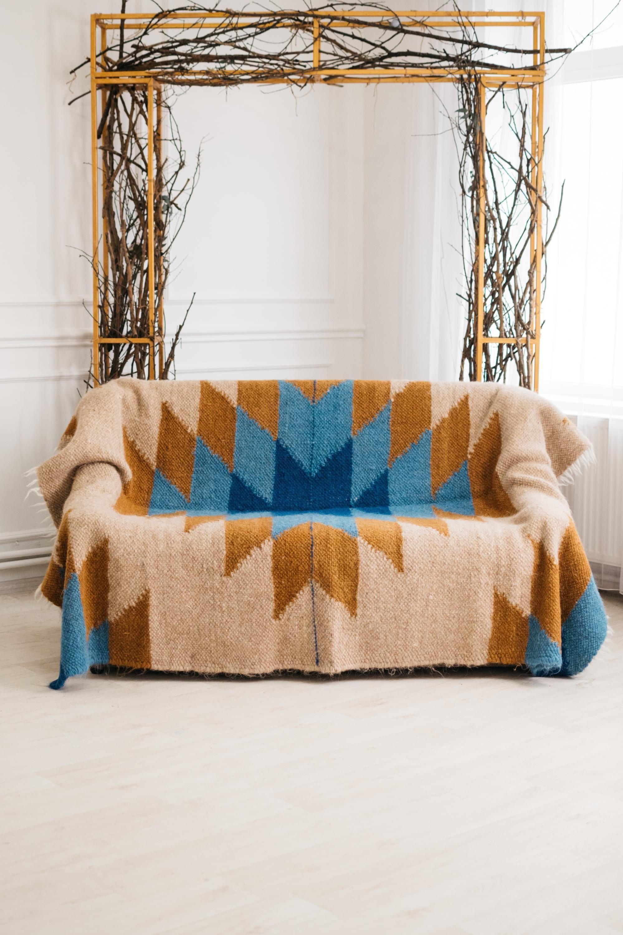 ベージュとブルーの幾何学模様の手織りウールラグ - Etsy 日本