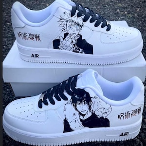 Könnte beinhalten: Weiße Turnschuhe mit schwarzen Schnürsenkeln und einer schwarz-weißen Anime-Illustration an der Seite. Das Wort "AIR" ist auf der Sohle aufgedruckt. Japanischer Text ist ebenfalls sichtbar.