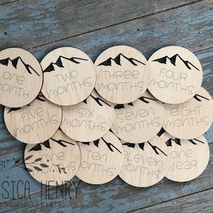 Marqueur jalon en bois, carte jalon de montagne, photos de jalon de bébé, cadeau de nouveau bébé, accessoire photo de montagne en bois, bébé d’aventure