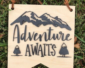 Fanion en bois L'aventure vous attend : décoration murale découpée au laser pour chambre d'enfant