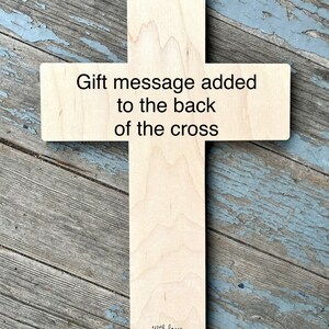 Peut inclure: Une croix en bois avec un message personnalis&eacute; au dos. Le message dit "Gift message added to the back of the cross. With love, Your Godmother Holley."