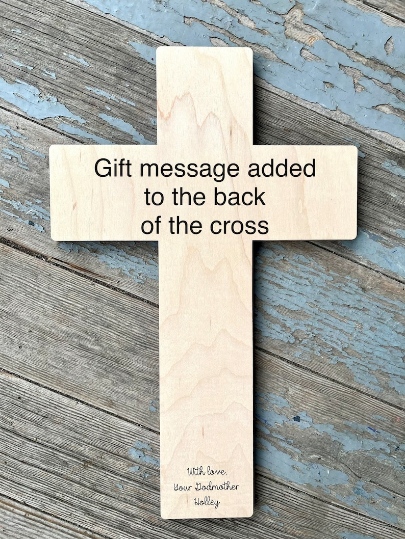 Peut inclure: Une croix en bois avec un message personnalis&eacute; au dos. Le message dit "Gift message added to the back of the cross. With love, Your Godmother Holley."