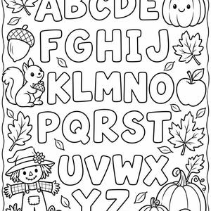 Könnte beinhalten: Eine schwarz-weiße Malvorlage mit dem Alphabet von A bis Z in fetten Großbuchstaben. Das Design ist mit herbstlichen Illustrationen verziert, darunter Kürbisse, Ahornblätter, eine Eichel, ein Eichhörnchen und eine Vogelscheuche.