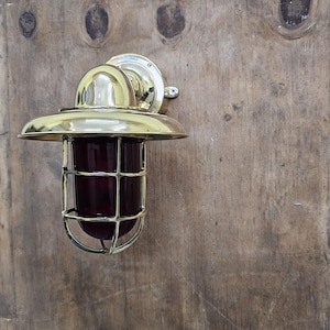 Applique nautica in ottone massiccio - Applique a gabbia in vetro rosso / Lampada da paratia vintage in stile marinaro per decorazioni costiere da interni ed esterni