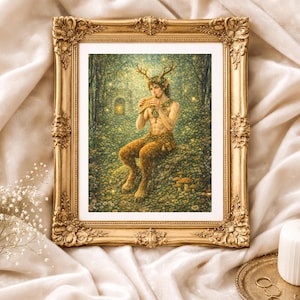 Op de afbeelding: Een ingelijste prent met een satyr die panfluit speelt in een bos. Het kunstwerk toont een mythologische figuur met geweien, zittend op mos, omringd door groen en zacht licht. De sierlijke gouden lijst voegt elegantie toe.