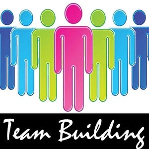 Könnte beinhalten: Grafische Illustration eines Teams von Menschen in verschiedenen Farben, darunter Schwarz, Blau, Grün und Pink, in einer Reihe angeordnet. Der Text "Team Building" wird in einem schwarzen Banner am unteren Rand angezeigt. Das Bild befindet sich auf weißem Hintergrund.