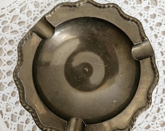 Vintage brass ashtray with rope-like edging