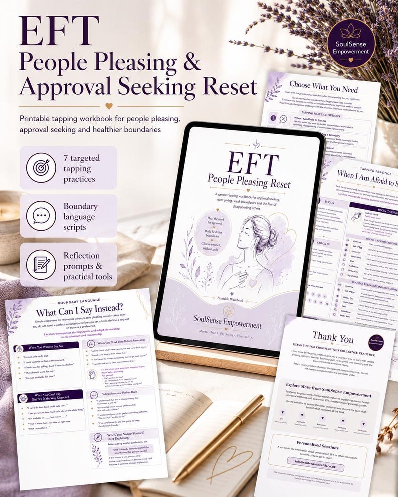 Op de afbeelding: Een digitale tablet met de cover van een EFT People Pleasing Reset werkboek in paars en wit, omringd door geprinte pagina's met tapping-oefeningen, scripts voor grenzen en reflectievragen, samen met een gouden pen.