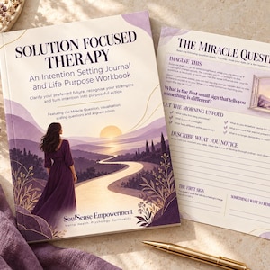 Könnte beinhalten: Ein Solution Focused Therapy Journal zur Zielsetzung und Lebensplanung mit einem violett-goldenen Einband, der eine Person vor einem Sonnenuntergang über einem gewundenen Pfad zeigt, sowie eine offene Seite mit dem Titel The Miracle Question.
