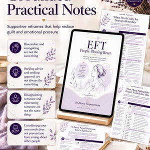 Op de afbeelding: Een digitale tablet met de cover van een EFT People Pleasing Reset werkboek met paarse bloemaccenten, omringd door geprinte pagina's getiteld Tapping Practice, met tekst over het stellen van grenzen en emotionele begeleiding voor persoonlijke groei.