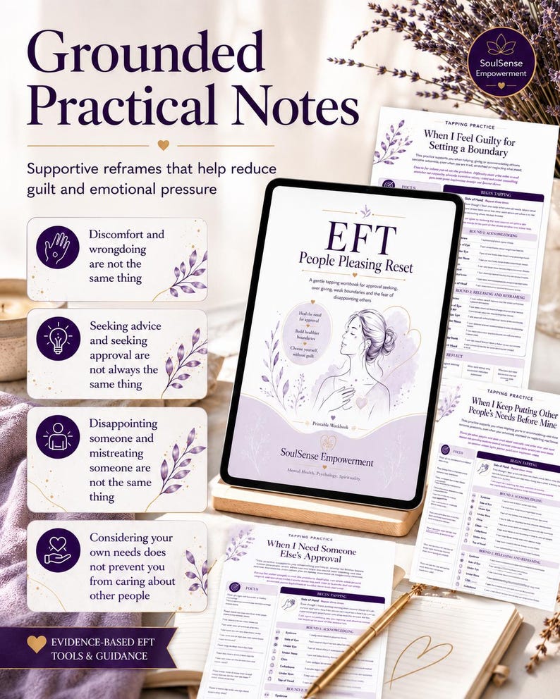 Op de afbeelding: Een digitale tablet met de cover van een EFT People Pleasing Reset werkboek met paarse bloemaccenten, omringd door geprinte pagina's getiteld Tapping Practice, met tekst over het stellen van grenzen en emotionele begeleiding voor persoonlijke groei.