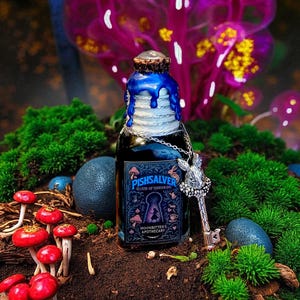 Könnte beinhalten: Eine skurrile Zaubertrankflasche mit blauem Wachssiegel und silbernem Schlüsselanhänger. Auf dem Etikett steht "Pishsalver, Elixir of Shrinking" und "Moonbitten's Apothecary". Die Szene umfasst rote Pilze, Moos und violette, leuchtende pilzartige Strukturen.