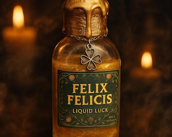 Könnte beinhalten: Eine Glasflasche gefüllt mit einer schimmernden goldenen Flüssigkeit, beschriftet mit "Felix Felicis Liquid Luck". Die Flasche hat ein goldenes Wachssiegel und einen Kleeblatt-Anhänger. Der Hintergrund ist dunkel mit sanftem Kerzenlicht.