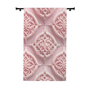 Roze macramé mandala-gordijngordijn | Draperiepaneel met bohopatroon