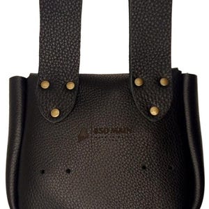 Op de afbeelding: Zwarte leren tas met twee bovenste bandjes en messing klinknagels. De tas heeft een afgeronde bodem en een getextureerd oppervlak. De merknaam "850 MAIN" is zichtbaar op de voorkant. Dit item is waarschijnlijk ontworpen om op een riem te worden gedragen.