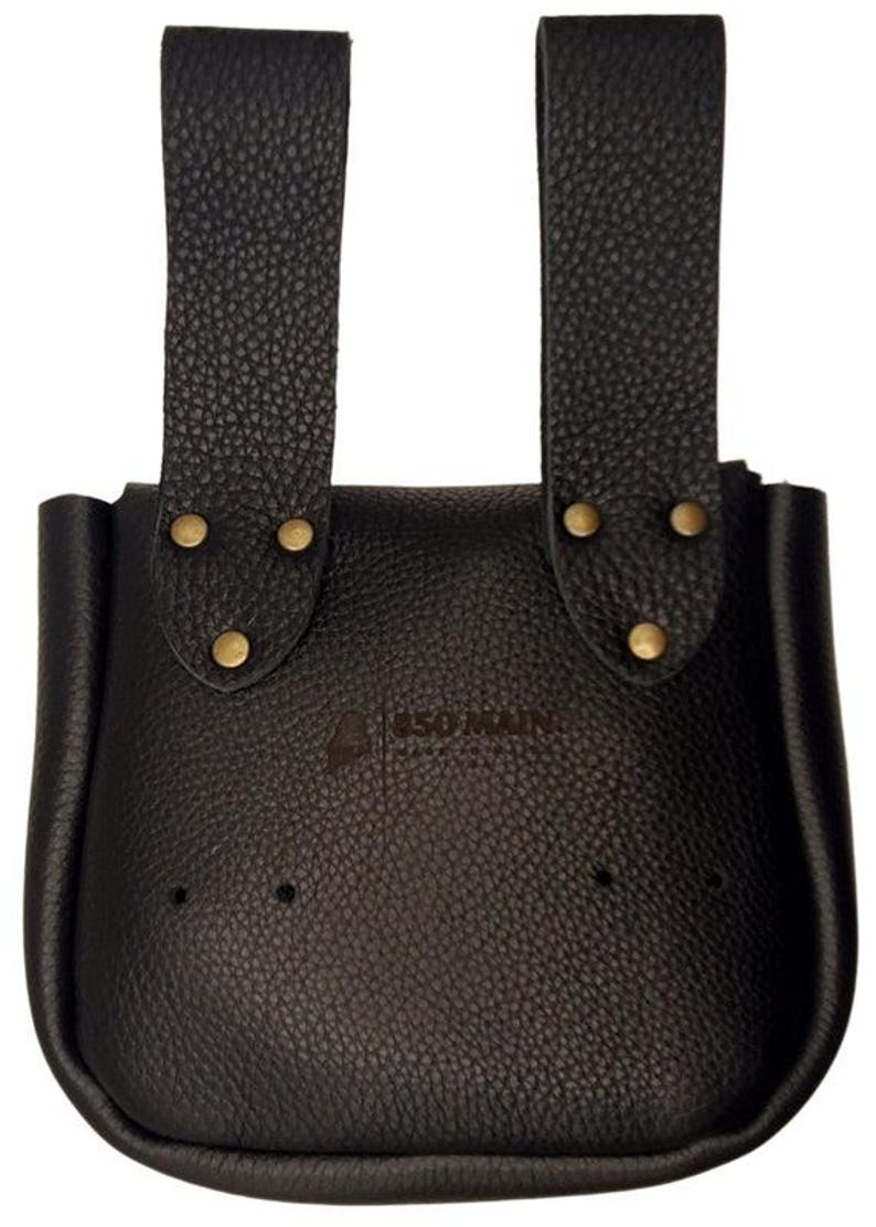 Op de afbeelding: Zwarte leren tas met twee bovenste bandjes en messing klinknagels. De tas heeft een afgeronde bodem en een getextureerd oppervlak. De merknaam "850 MAIN" is zichtbaar op de voorkant. Dit item is waarschijnlijk ontworpen om op een riem te worden gedragen.