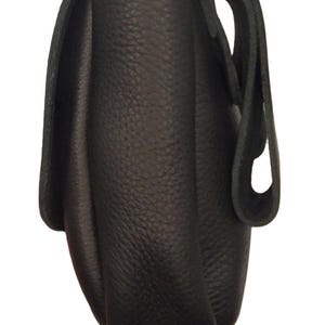 Op de afbeelding: Een zwarte leren crossbodytas met een klepsluiting en een schouderriem. De tas heeft een textuuroppervlak en een eenvoudig, klassiek ontwerp. De riem is lusvormig en aan de tas bevestigd.