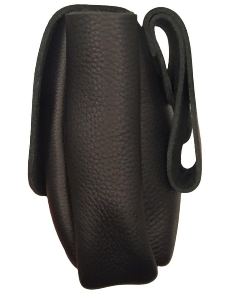 Op de afbeelding: Een zwarte leren crossbodytas met een klepsluiting en een schouderriem. De tas heeft een textuuroppervlak en een eenvoudig, klassiek ontwerp. De riem is lusvormig en aan de tas bevestigd.