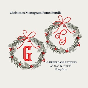 Puede incluir: Paquete de fuentes de monograma navideño con dos coronas bordadas decoradas con lazos y bayas rojas, cada una enmarcando la letra G. Incluye 26 letras mayúsculas para bastidores de bordado de 10,16 cm x 10,16 cm y 12,7 cm x 17,78 cm.