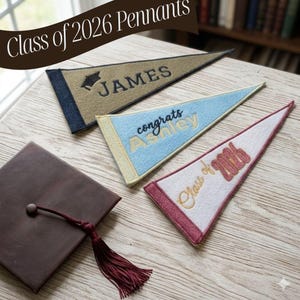 Personalized Class of 2026 Pennant Banner Dorm Wall Art Bedroom Graduation Gift School Spirit Memorabilia Display Scrapbook Mini Felt Flag