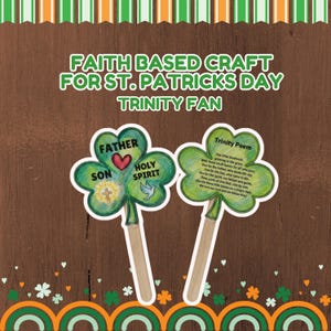 Könnte beinhalten: Zwei Kleeblatt-förmige Dreifaltigkeitsfächer für St. Patrick's Day. Ein Fächer hat die Worte "Vater", "Sohn" und "Heiliger Geist" mit einem Kreuz, einem Herzen und einer Taube. Der andere Fächer hat ein Gedicht über die Dreifaltigkeit. Die Fächer sind auf Holzstäben.