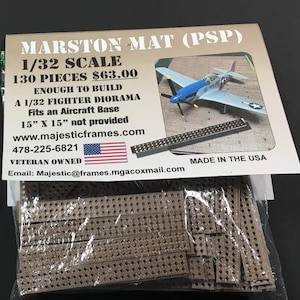 Op de afbeelding: Een modelbouwpakket van een Marston Mat (PSP) op schaal 1:32, met 130 onderdelen. Ontworpen voor een jagerdiorama, past op een vliegtuigbasis van 38.1 cm x 38.1 cm. De verpakking toont een modelvliegtuig.