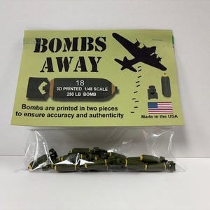 以下が含まれることがあります： 「BOMBS AWAY」と書かれた看板が付いた、ミニチュア爆弾のパッケージ。看板には飛行機のシルエット、爆弾のグラフィック、そして「18 3Dプリント 1/48スケール 113 kg BOMBA」という文字が描かれています。爆弾は正確さと信頼性を確保するために2つのパーツで印刷されています。