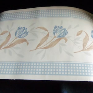 3 Rollen Bordüre, lila Rosen auf Creme, blaue Blumen mit hellbraunen Blättern, blau karierte Schleifenbänder mit Alphabet und Zahlen