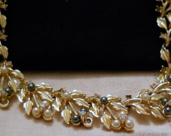Bella collana con perle finte e maglie dorate con dettagli in strass, vintage