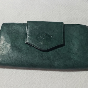Buxton Emerald Green Wallet with Credit Card Holders, Zipper Pocket, Checkbook Holder, 2 Top Coin Pockets, Gently Used