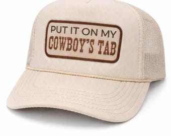 Czapka typu trucker z kowbojskim nadrukiem | Kremowa czapka westernowa, krój unisex